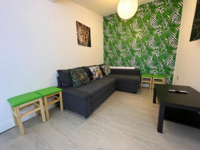 Tropical Apartment, 10 min from Blackpool tower, outside space, sleeps 12